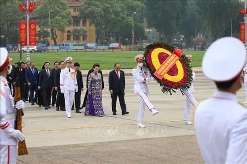 Đoàn đại biểu Quốc hội vào Lăng viếng Chủ tịch Hồ Chí Minh