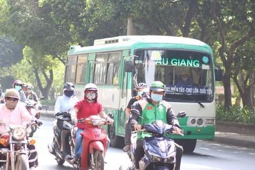 Muôn kiểu 'trốn' nắng của người Sài Gòn