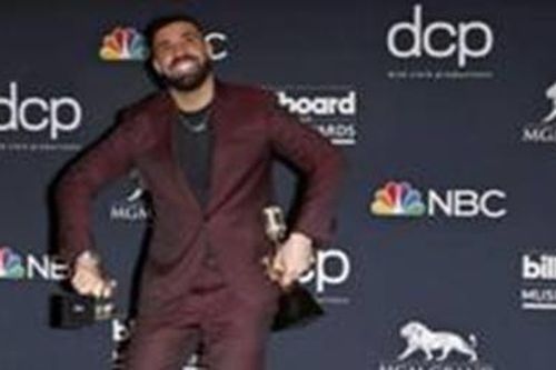 Nam ca sĩ đầu tiên có 3 đĩa đơn đứng đầu Billboard hot 100