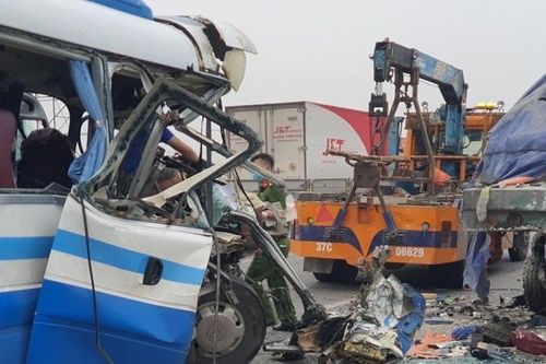 Khởi tố lái xe khách đâm đuôi xe tải làm 3 người tử vong