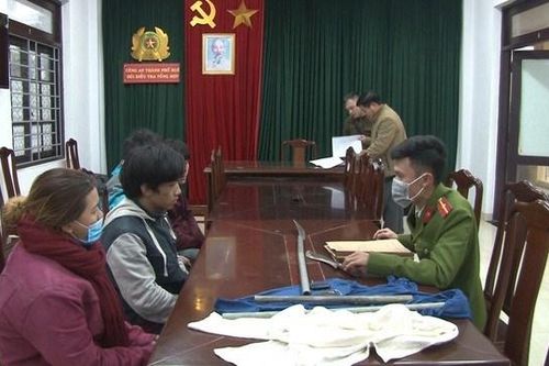 Người phụ nữ gọi 9 thanh niên dùng hung khí chém tình trẻ