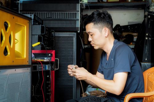 Loa karaoke ế ẩm, chủ cửa hàng cân nhắc đổi nghề