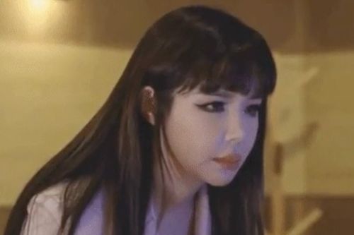 Park Bom trở lại với âm nhạc sau khi giảm 11 kg