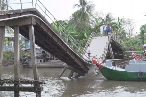 Ghe chở lúa tông sập cầu ở Đồng Tháp