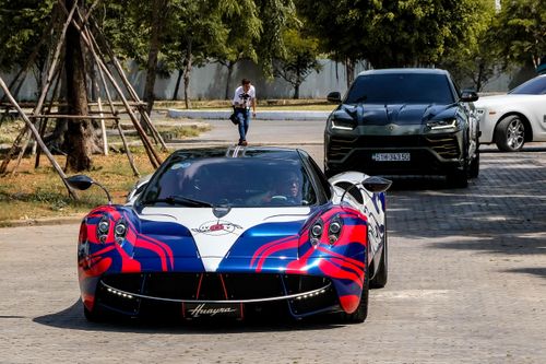 Minh Nhựa lái Pagani Huayra đến buổi họp siêu xe tại TP.HCM
