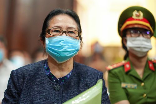 Bà Bạch Diệp khai đi sinh nhật, phòng công chứng nói bị cáo có đến ký