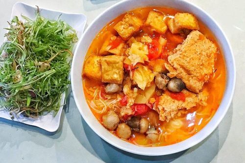 Hai người ở Bình Dương nguy kịch sau khi ăn bún riêu chay