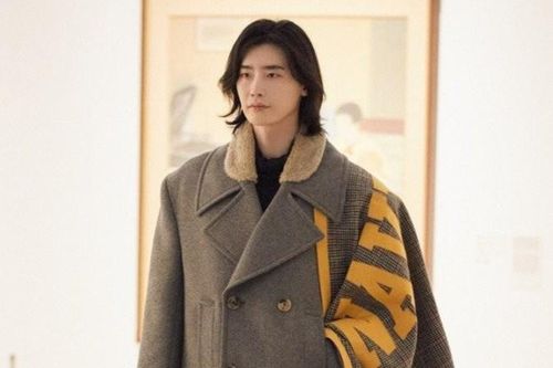 Lee Jong Suk trở lại sàn diễn thời trang sau 8 năm