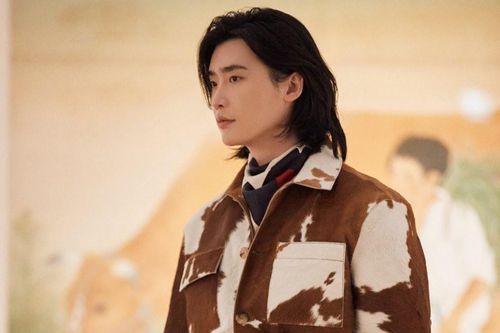 Lee Jong Suk ngày càng chuộng phong cách nữ tính
