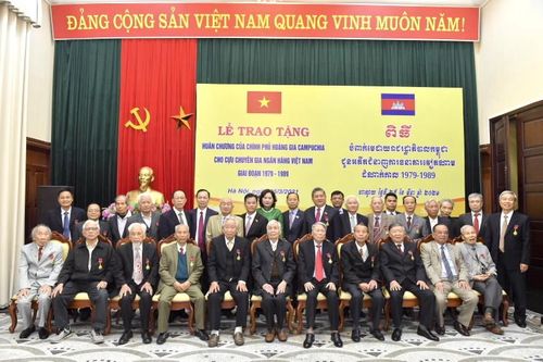 Campuchia tặng Huân chương Hoàng gia cho cán bộ NHNN Việt Nam