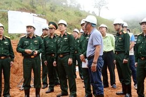Trung tướng Phùng Sĩ Tấn kiểm tra dự án đường Trường Sơn Đông
