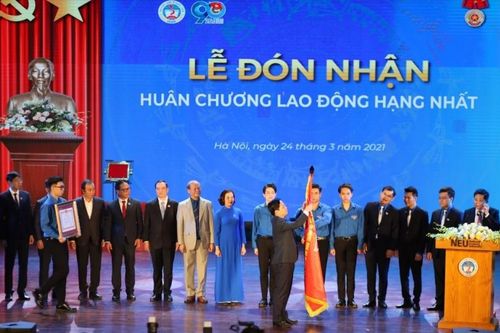 Đại học Kinh tế Quốc dân nhận Huân chương Lao động hạng Nhất