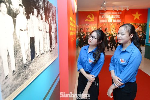 Hơn 300 tài liệu, hình ảnh và hiện vật tiêu biểu của tuổi trẻ Quân đội đã được giới thiệu