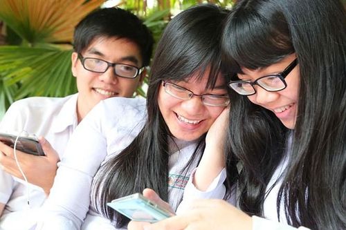 Học sinh sử dụng điện thoại ở trường cơ bản vẫn là hành vi bị cấm