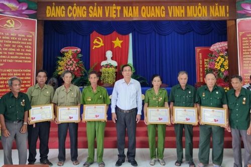 Cà Mau: Tặng bằng khen cho Chi hội Cựu chiến binh tham gia sửa chữa lộ giao thông nông thôn
