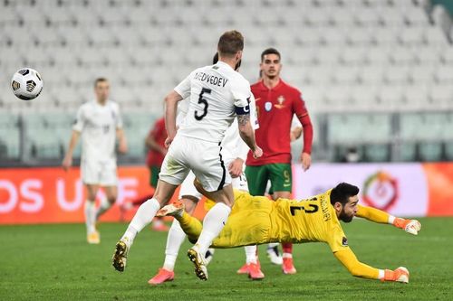 Siêu sao Ronaldo chật vật trước đội bóng xếp hạng 108 thế giới