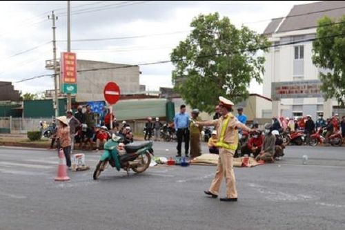 Tin giao thông đến sáng 25/3: Va chạm với xe tải em trai tử vong, chị gái bị thương nặng, cô gái mua bánh mỳ nhập viện
