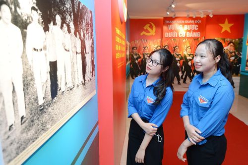 Triển lãm tài liệu, hình ảnh về 'Thanh niên Quân đội vững bước dưới cờ Đảng'