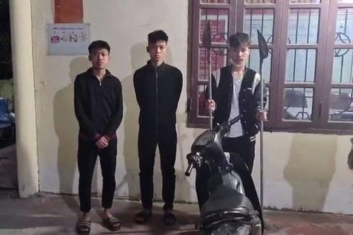 Ba thanh niên cầm hung khí đi dạo phố 'đụng' CSGT
