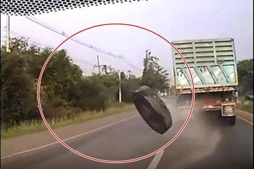 Hết hồn với cảnh xe tải đang chạy văng cả lốp ra đường