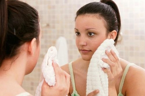 Ai cũng dùng khăn tắm lau khô mặt nhưng không biết những tác hại này