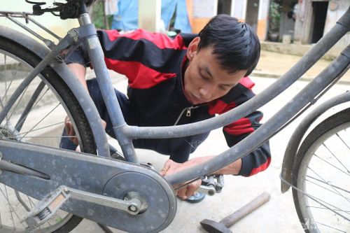 Thanh niên tàn tật ở Nghệ An nhiệt tâm sửa chữa xe đạp cũ tặng học sinh nghèo
