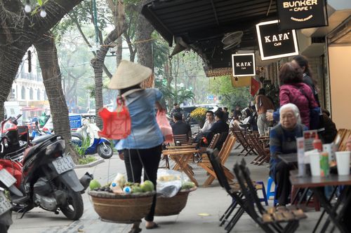 Tái diễn tình trạng lấn chiếm vỉa hè, lòng đường ở Hà Nội
