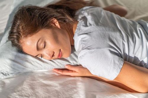 Tư thế ngủ ảnh hưởng như thế nào đến làn da?