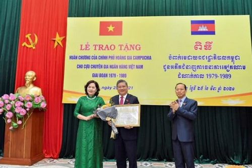Vinh danh các cán bộ Ngân hàng Nhà nước được cử sang giúp ngành Ngân hàng Campuchia giai đoạn 1979-1989