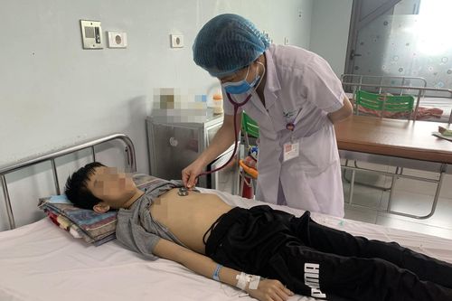 Bác sĩ thay huyết tương cứu bé trai suy gan cấp cận kề cái chết