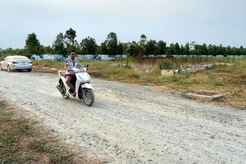 Chưa lên quận, 'cò' đã thổi giá đất