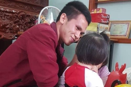 Người hùng cứu mạng bé gái 3 tuổi rơi từ tầng 12 chung cư xuống: 'Tôi đã nhận cháu làm con nuôi'