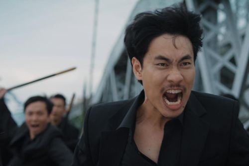 'Chìa khóa trăm tỷ': Kiều Minh Tuấn mặt ngầu 1 mình chống lại 10 người, Thu Trang hỏi: 'Võ sĩ thiệt?'