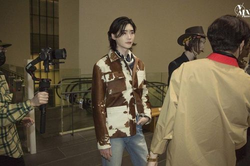 Lee Jong Suk 'đốn tim' người hâm mộ tại Tuần lễ thời trang Seoul 2021