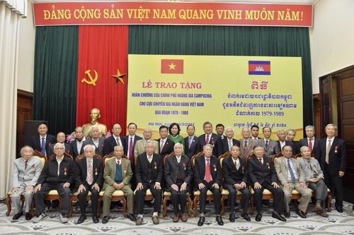 Hoàng gia Campuchia trao Huân chương cho cán bộ Ban K