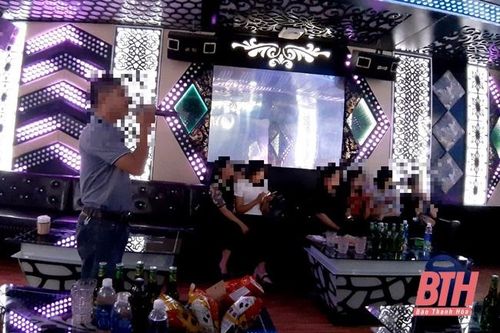 'Điên đầu' vì karaoke