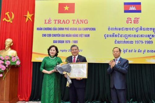 Campuchia trao tặng Huân chương cho 33 cán bộ ngân hàng Việt Nam