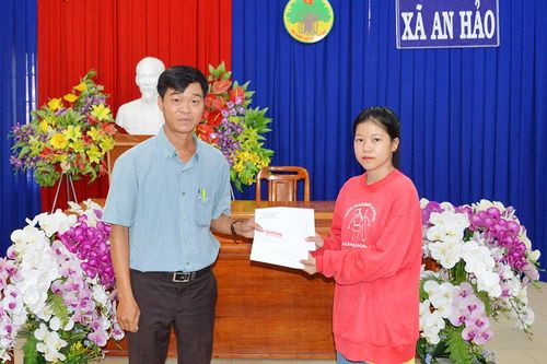 Trao tiền hỗ trợ em Nguyễn Thị Hồng Trâm
