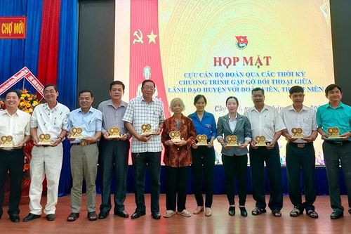 Chợ Mới họp mặt cựu cán bộ đoàn qua các thời kỳ và trao giải Cuộc thi ảnh 'Khoảnh khắc màu xanh'