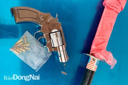 Bắt giữ đối tượng tàng trữ súng quân dụng trái phép