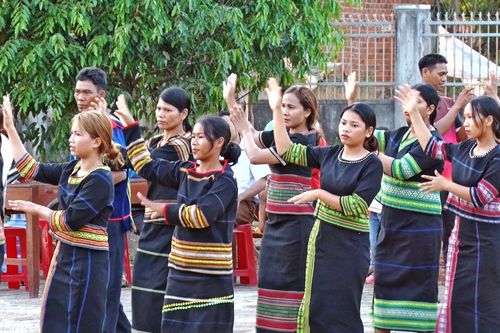 Chư Prông: Bế giảng lớp truyền dạy cồng chiêng và múa xoang