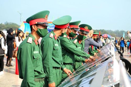 Xúc động và tự hào tại Triển lãm ảnh ''Tuổi trẻ Việt Nam - Một thời và mãi mãi''