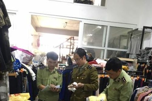 Ninh Bình: Phát hiện hàng nghìn khẩu trang và quần áo giả mạo nhãn hiệu