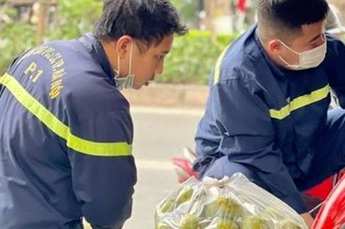 Thanh niên Công an quận Ba Đình giúp bà con Nghĩa Yên tiêu thụ quýt