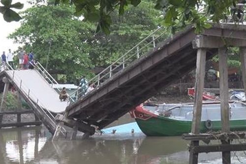 Ghe chở lúa tông sập cầu Phong Hòa