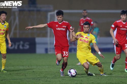Văn Thanh phá nát hàng thủ Viettel, HLV Kiatisak vẫn nhăn mặt tiếc nuối