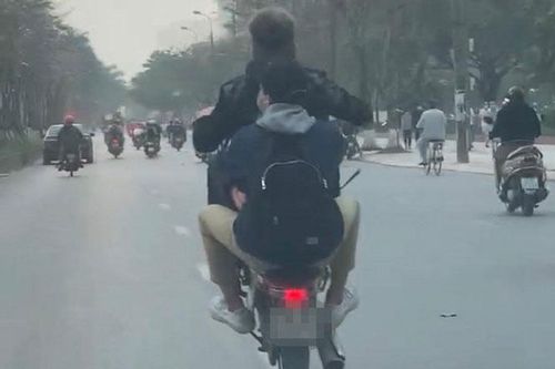 Xử phạt 4,25 triệu đồng đối với hai nam thanh niên 'bốc đầu' xe máy trên phố Tân Mai