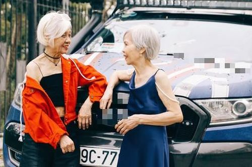 Phía sau bộ ảnh 2 cụ bà U90 tạo dáng 'cực ngầu' bên chiếc xe bán tải