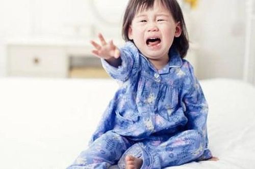 Bé gái 5 tuổi liên tục kêu đau 'vùng kín', quần lót có dịch lạ, nhìn cách bé mặc đồ bác sĩ đã hiểu lý do