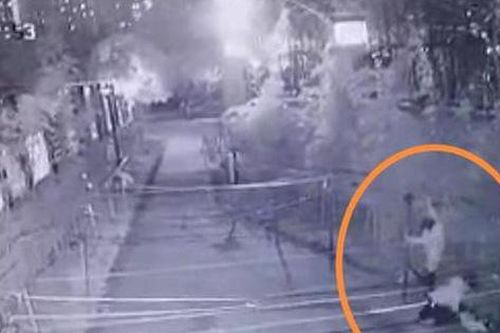 Cậu bé 13 tuổi lạm dụng tình dục nhiều bé gái trong khu dân cư gây phẫn nộ, phụ huynh nạn nhân tức giận đăng hình ảnh nghi phạm lên MXH